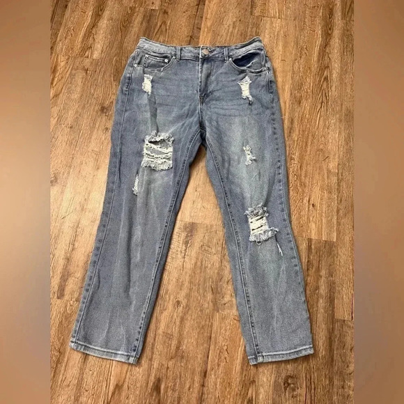 Almost Famous Distressed Boyfriend Jeans - Picture 9 of 10